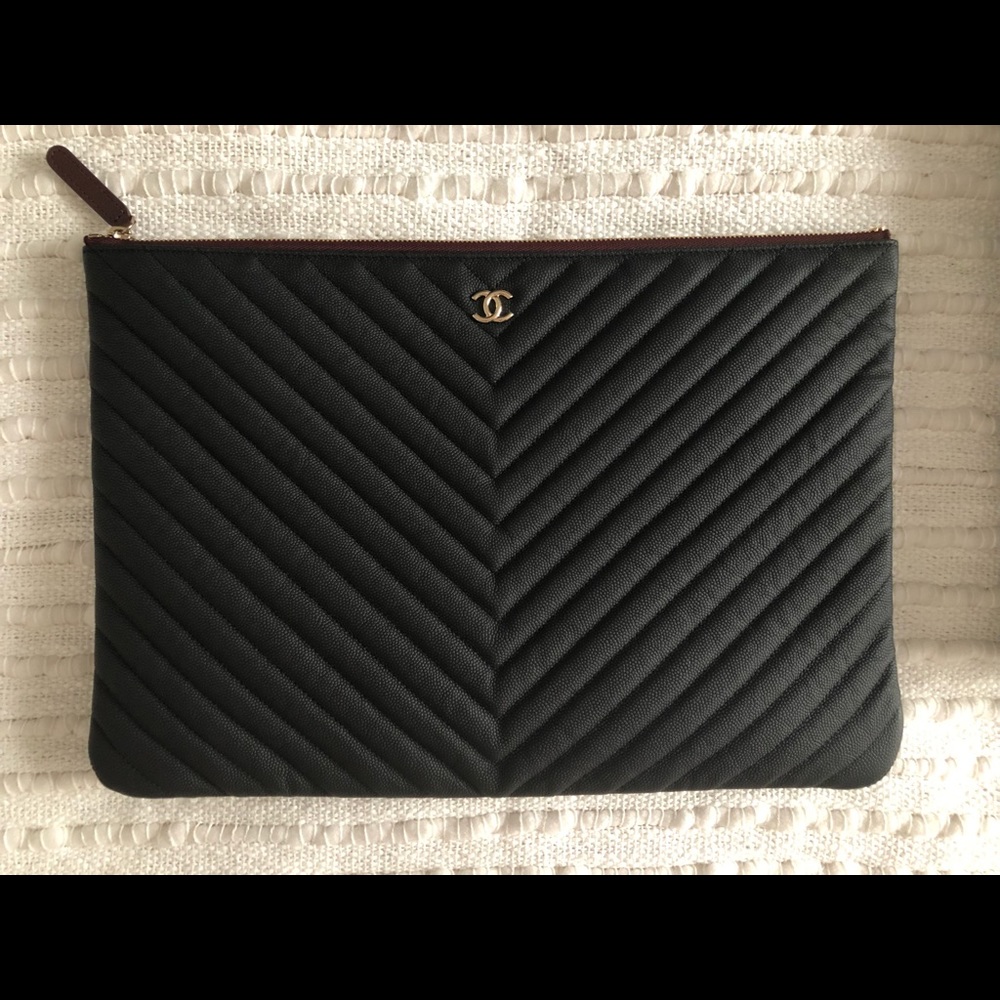 SOLD!❤️Chanel Rare Chevron Large O Case Pouch in Black